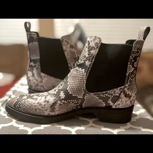 ‼️ATTENTION‼️ wore twice then realized that they were different size. R 8 L 8.5